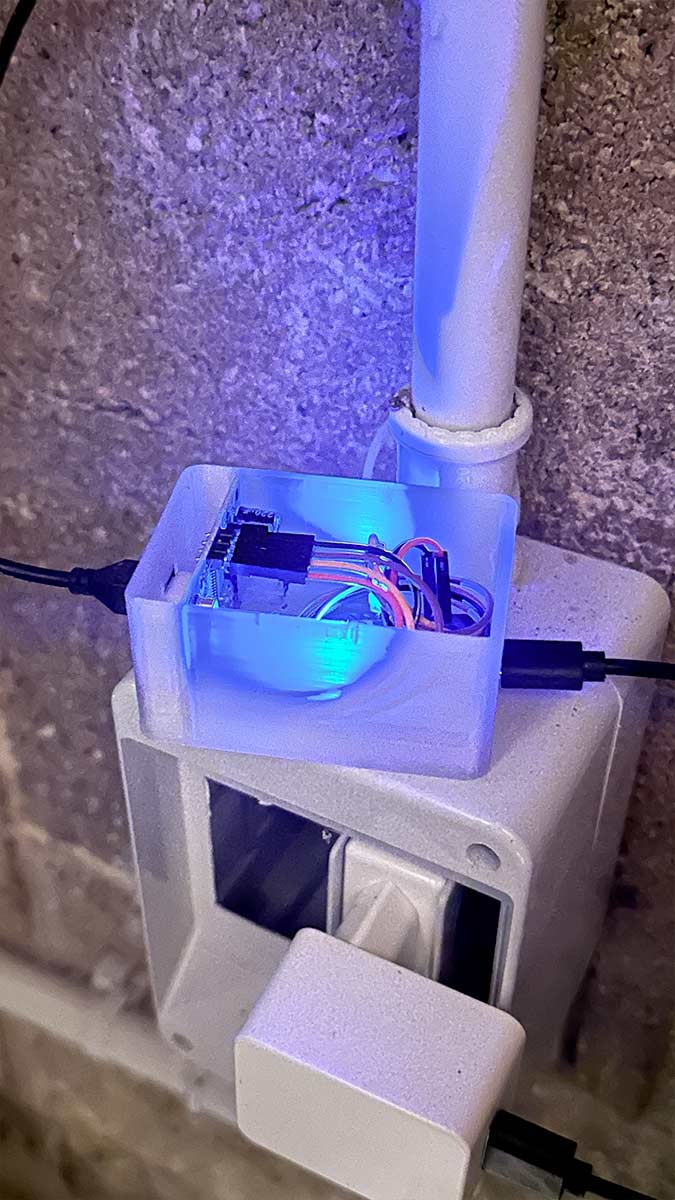 Wemos D1 mini cablato al sensore dentro una scatola stampata in 3D